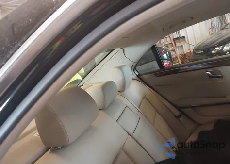 2010 Mercedes-Benz E 350 4Matic z USA, uszkodzony, nr VIN WDDHF8HB1AA106951